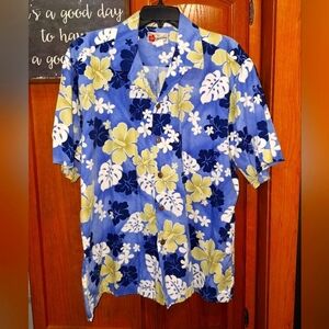 A Hilo Hatties the Hawaiian original short sleeve button-down shirt in an XL.